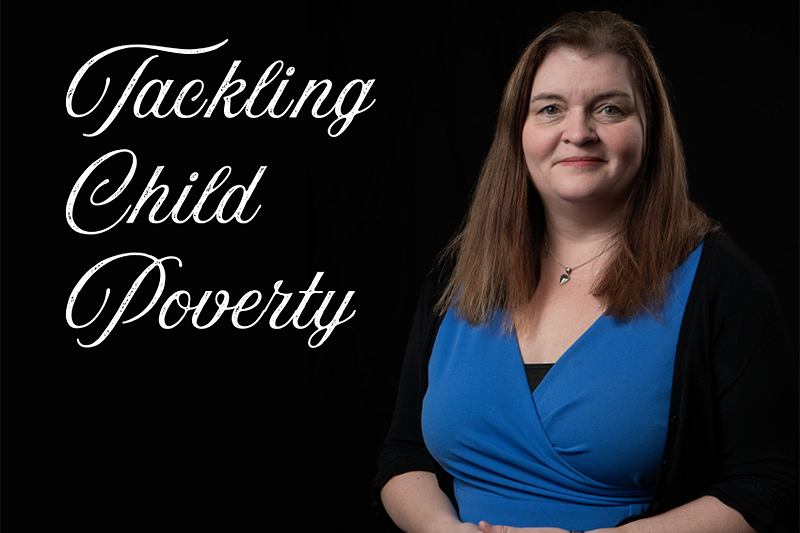 Llun o Sioned Williams AS wrth ymyl y geiriau (Tackling Child Poverty)