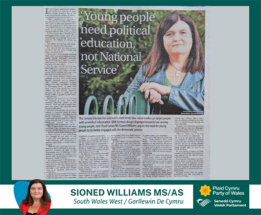 Mae'r ddelwedd yn dangos ffotograff o'r erthygl a ysgrifennwyd gan Sioned Williams MS ar yr angen am addysg wleidyddol. Mae'r llun wedi'i osod ar gefndir gwyrdd tywyll. Mae llun pen Sioned, enw, rhanbarth a logos y Senedd a Phlaid Cymru wedi'u harddangos ar streipen wen ar draws gwaelod y graffig.