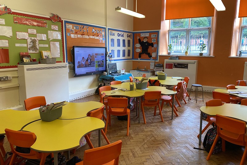 Ystafell ddosbarth ysgol gynradd