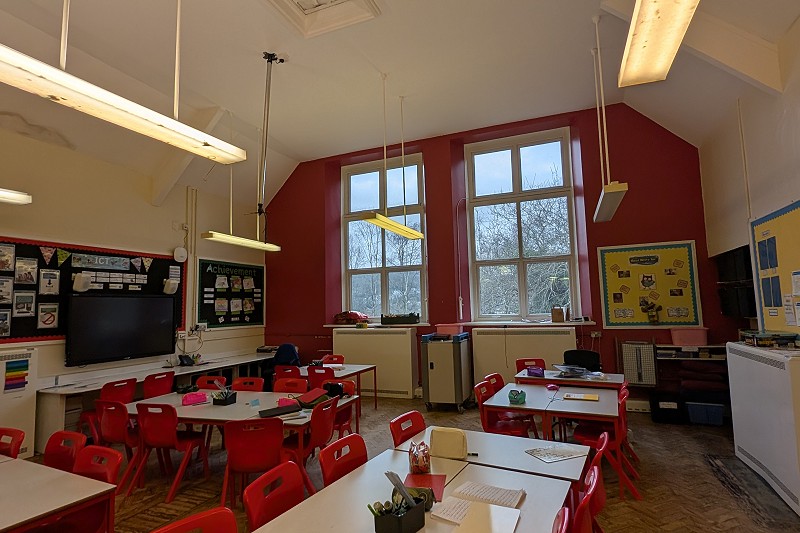 Ystafell ddosbarth ysgol gynradd