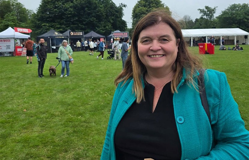 Sioned Williams yn gwenu mewn cae