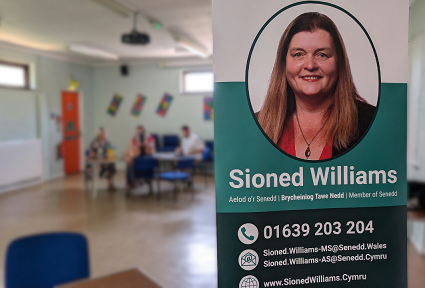 Poster naidlen o Sioned a manylion cyswllt