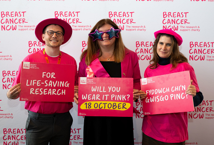 Mae Sioned Williams yn sefyll gydag ymgyrchwyr o Breast Cancer Now. Maen nhw'n dal placardiau sy'n dweud 