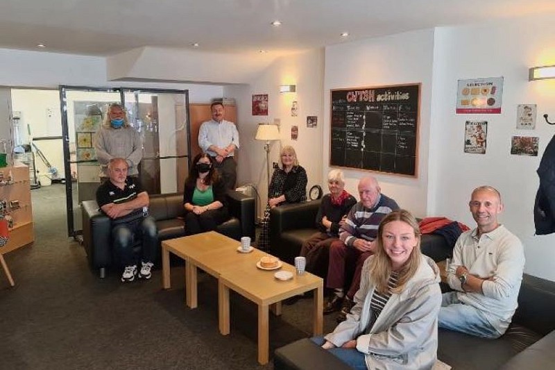wedi'i gyflwyno mewn bore coffi gofalwyr