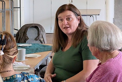 Sioned yn siarad â merched yn y bore coffi
