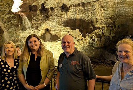 Sioned a Beca gyda gwesteiwyr yn Ogof Dan yr Ogof