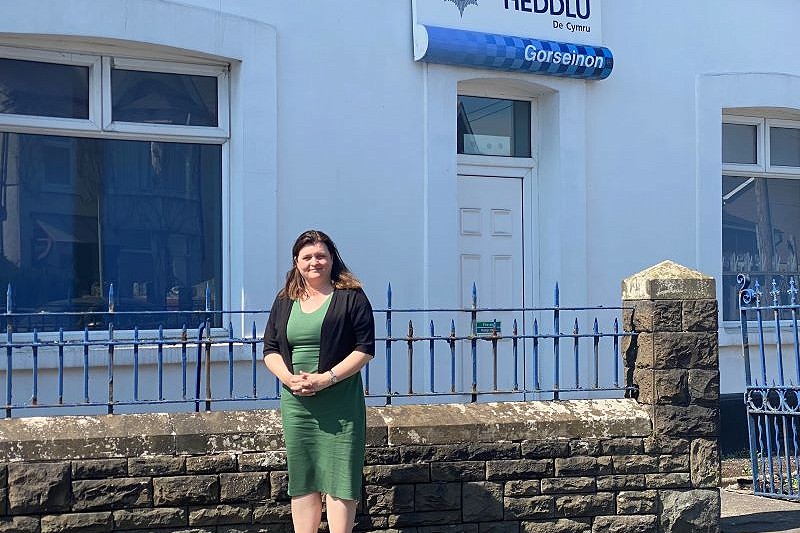 Sioned Williams yn sefyll y tu allan i orsaf heddlu