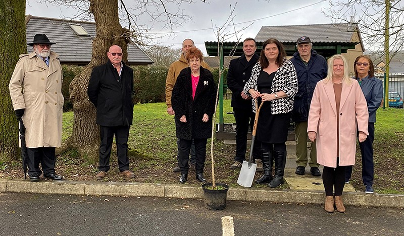Sioned, cynrychiolwyr y cyngor cymuned ac aelodau'r teulu