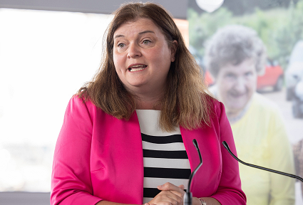Sioned Williams yn siarad yn y Senedd