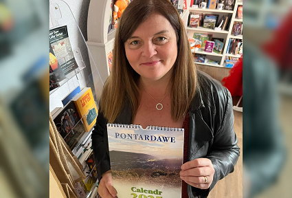sioned williams yn gafael calendr pontardawe 2025