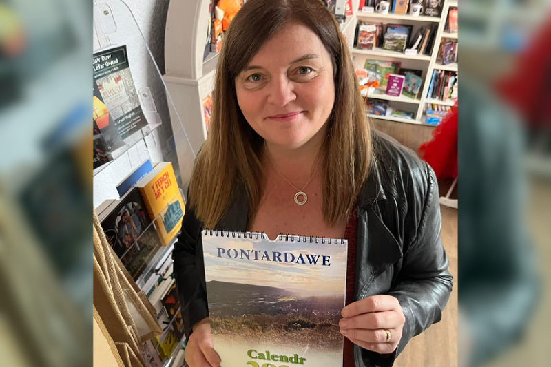 sioned williams yn gafael calendr pontardawe 2025