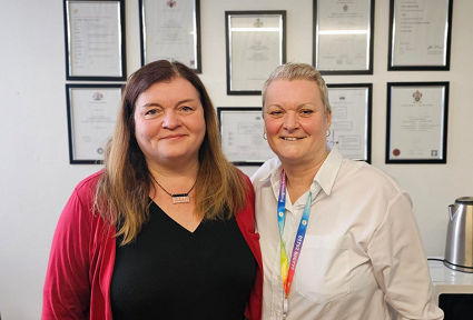 Mae Sioned Williams MS yn sefyll wrth ymyl Debbie Lane OBE yn swyddfeydd Cwnsela Progress Cymru