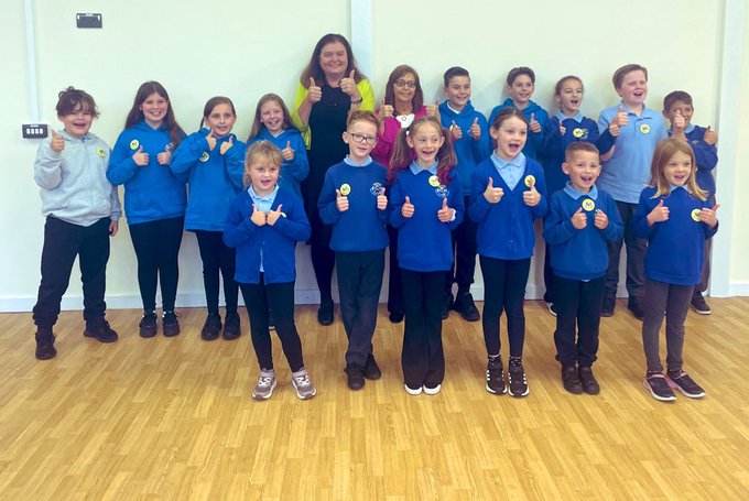 Sioned Williams MS yng nghanol disgyblion Ysgol Gynradd Rhos