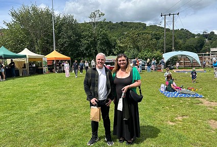 Sioned ac Anthony ym maes yr ŵyl fwyd
