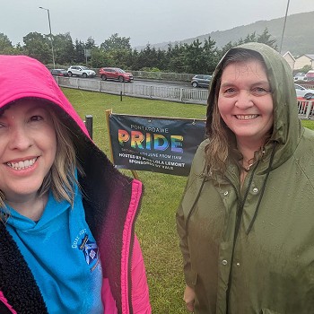 Sioned yn y glaw yn Pontardawe Pride