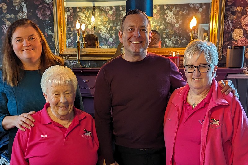 Sioned a rhai aelodau o Bosom Pal