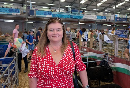 Sioned wrth ymyl y corlannau defaid