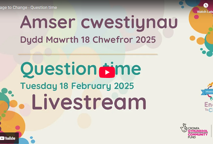 Graffeg hyrwyddo ar gyfer digwyddiad Engage to Change o'r enw 'Amser Cwestiynau', sy’n cael ei gynnal ddydd Mawrth 18 Chwefror 2025. Mae’r cynllun yn cynnwys y cyfieithiad Saesneg 'Question Time' a logos Engage to Change, Cronfa Gymunedol y Loteri Genedlaethol, a Llywodraeth Cymru.
