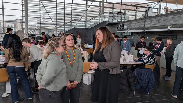 sioned williams yn siarad gyda aelodau scouts