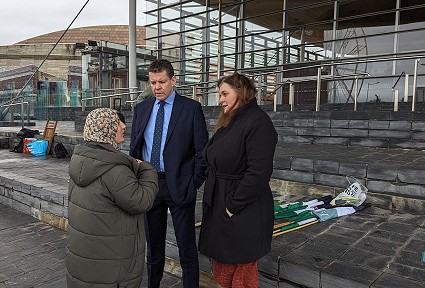 Sioned Williams gyda Rhun Ap Iorwerth allan o'r Senedd yn cael ei chyfweld