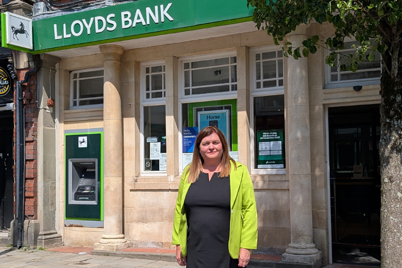 Mae Sioned Williams yn sefyll tu allan i fanc Lloyds ym Mhontardawe