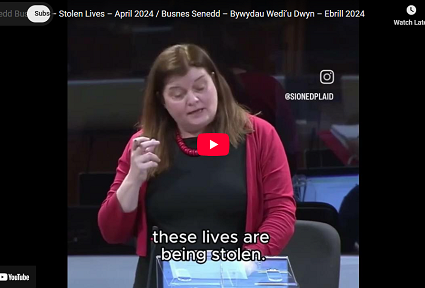 Sioned Williams yn siarad yn angerddol wrth bulpud yn siambr y Senedd yn ystod dadl o’r enw ‘Bywydau Wedi’u Dwyn’ ym mis Ebrill 2024, gyda isdeitlau’n darllen 'these lives are being stolen.'