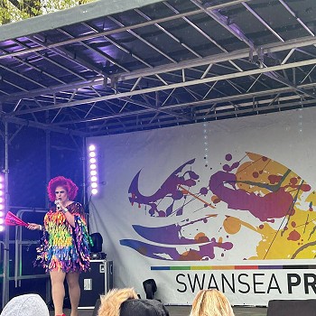 Artist drag ar y llwyfan