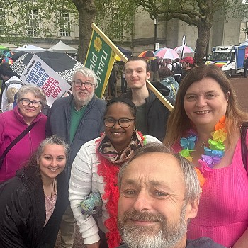 Sioned ac eraill yn Pride Abertawe