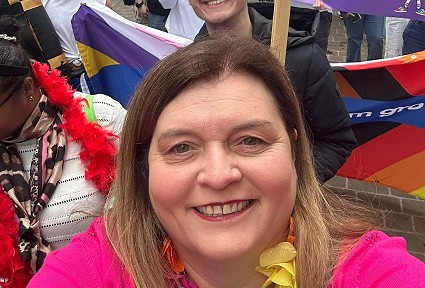Sioned yn yr orymdaith Balchder