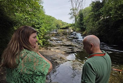 Sioned a'r Cynghorydd Bailey wrth afon Tawe