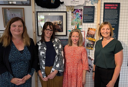 Sioned a'r gwesteiwyr yn Theatr Brycheiniog