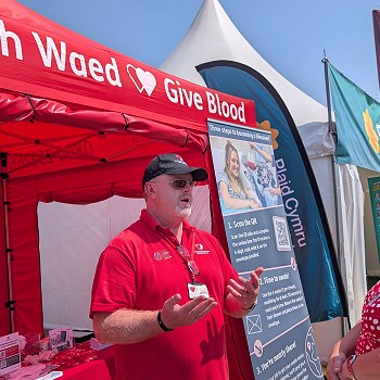 Sioned speaking with a Welsh Blood Service representative