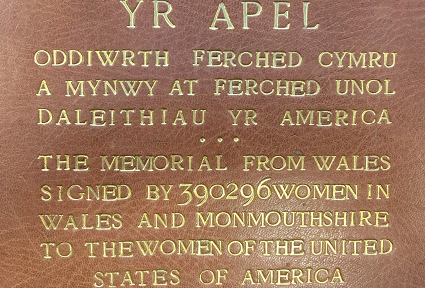 Testun wedi'i ysgythru ag aur ar ledr brown -- Yr Apel Oddiwrth ferched Vymru a mynwy at ferched unol daleithiau yr America . . .  The memorial from Wales signed by 390236 women in waled and monmouthshire to the women of the United States of America