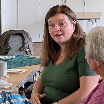 Sioned yn siarad â merched yn y bore coffi
