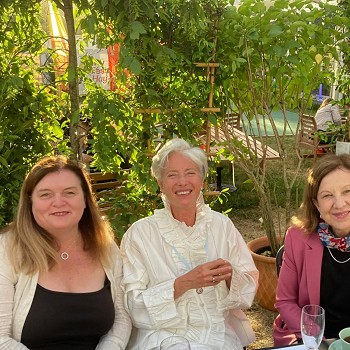 Sioned yn eistedd gydag Emma Thompson a Lyse Doucet
